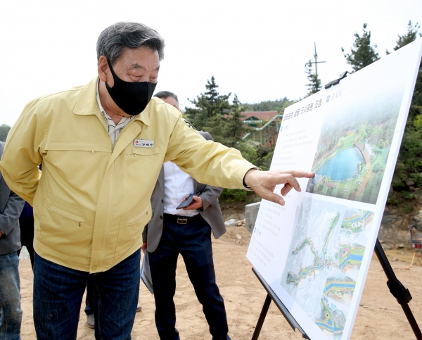 샘골도시공원 조성사업 현장을 찾은 가세로 태안군수