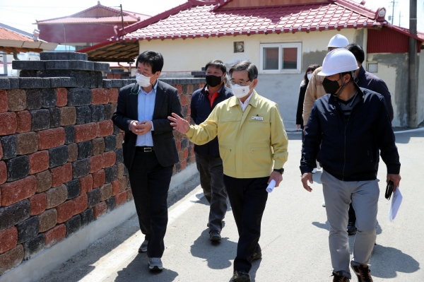 노박래 군수, 화양면 농어촌 취약지역 생활여건 개조사업 현장방문 모습