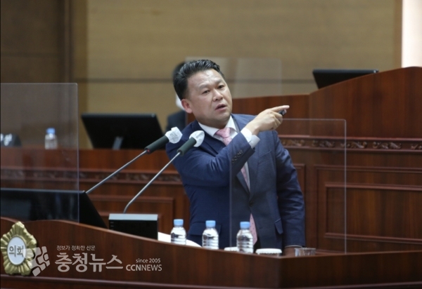 시정질문 하는 권오중 천안시의회 의원