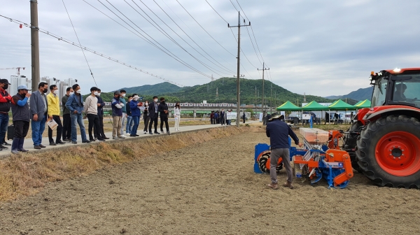 벼 건답직파 시연 장면