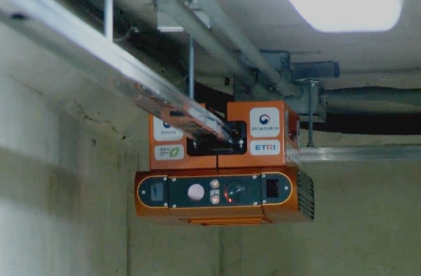 연구진이 개발한 AI 로봇이 레일을 다니는 모습.