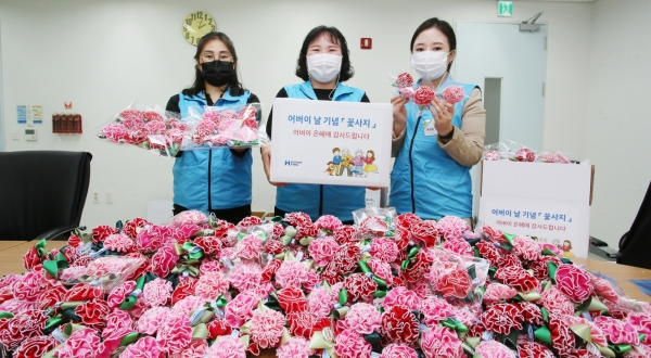 당진제철소 사우 배우자로 구성된 마중물주부봉사단이 어버이날을 맞이해 손바느질로 꽃사지를 만들었다. 사진은 완성된 꽃사지를 포장하고 기념촬영을 하고 있다