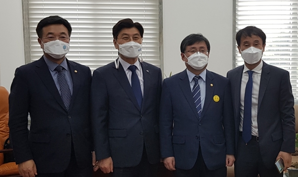 이사진 왼쪽부터 윤호중 민주당 원내대표, 이춘희 시장, 김성환, 한병도 원내수석부대표.