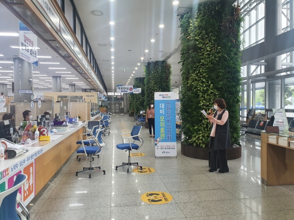 지난 28일 시청 민원실에서 민원 담당 공무원과 경찰 20여 명이 모인 가운데 폭언‧폭행 등 특이민원 발생 비상상황에 대비한 모의훈련을 진행하고 있다.