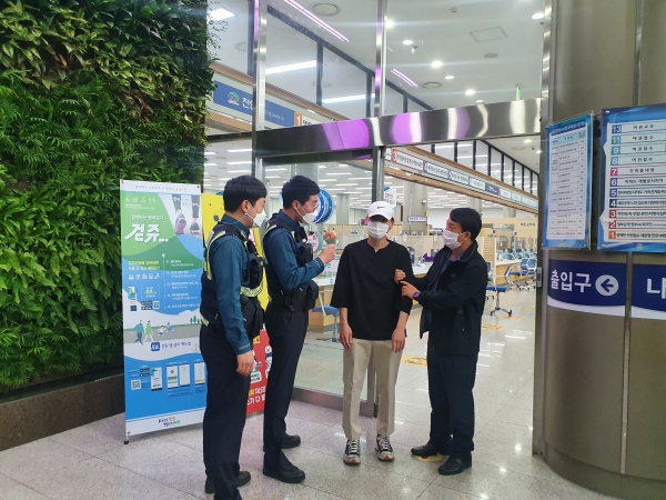 지난 28일 시청 민원실에서 폭언‧폭행 등 특이민원 발생 비상상황에 대비한 모의훈련을 진행하고 있다.