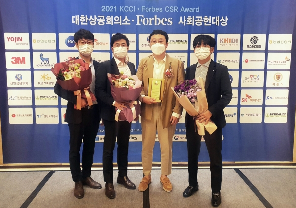 에스엘홀딩스가 28일 서울 중구 밀레니엄 서울힐튼호텔 그랜드불룸에서 열린 ‘제12회 2021 대한상공회의소·포브스 사회공헌 대상‘에서 지역사회공헌부문 대상을 수상한 가운데 김선린 회장(오른쪽 두 번째) 등 임·직원들이 기념촬영을 하고 있다.