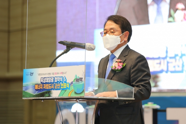 새만금 100MW 육상태양광 발전소 착공식에서 박형덕 서부발전 사장 인사말 모습