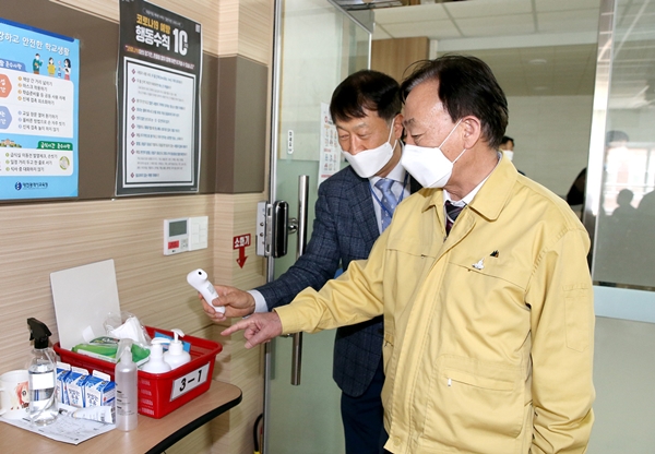설동호 대전시교육감이 학교 내 비치된 방역물품을 살펴보고 있다.