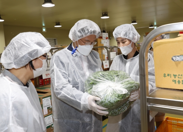 최교진 교육감이 세종시 공공급식지원센터를 찾아 식재료 점검을 하고 있다.