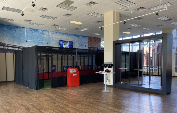 메이저리그 텍사스 레인저스 내 설치된 뉴딘콘텐츠의 스크린야구 시뮬레이터 ‘스크라이크존’