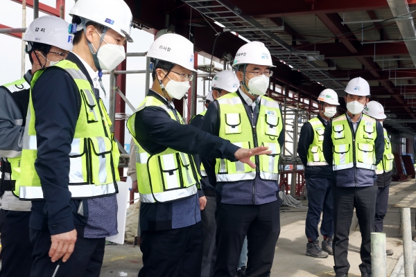 중부내륙선 이천~충주 철도건설현장(충주역)을 점검하는 국가철도공단 김한영 이사장(좌측 앞줄 2번째)