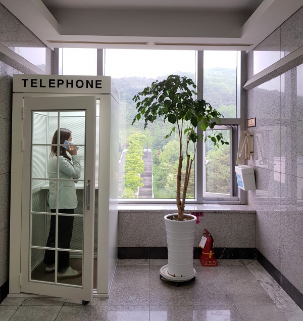 천안시청 5층과 10층에 설치된 전화부스