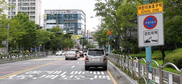 어린이보호구역 불법주정차 위반차량 모습