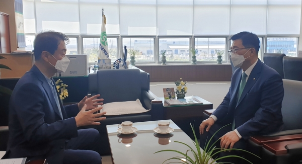 간담회 현장 사진   * aT 김춘진 사장(우측), 새만금개발공사 강팔문 사장(좌측)