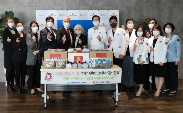 아기들에게 사랑·희망·건강 기원, 덴마크대사관 인형 전달