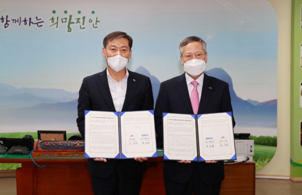 3일 진안군청 회의실에서 진안군청과 ‘진안고원행복카드’ 발행을 위한 업무협약을 체결했다.(사진 오른쪽 반장식 조폐공사 사장, 왼쪽 전춘성 진안군수)