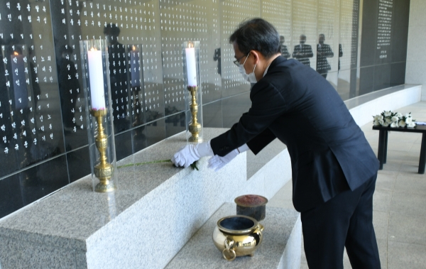 황원채 대전지방보훈청장 헌화