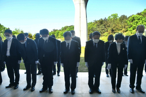 대전지방보훈청, 황운하 국회의원과 함께하는 정례 참배 모습