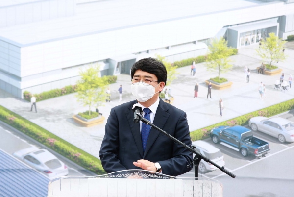 맹정호 서산시장이 4일 갈산동 100번지 일원에서 열린 서산 다목적체육관 기공식에서 인사 말씀하는 장면