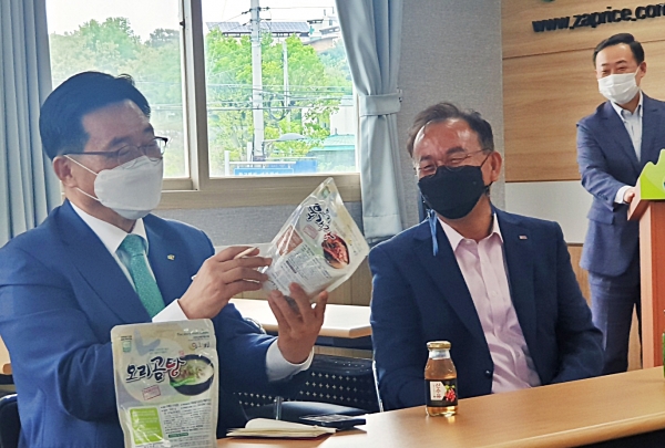 두메산골 영농조합법인 방문 현장 사진   * aT 김춘진 사장(좌측 첫번째)