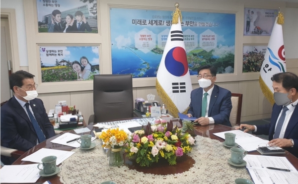 부안군청 방문 현장 사진   * aT 김춘진 사장(가운데), 권익현 부안군수(좌측), aT 윤영배 농식품거래소장(우측)