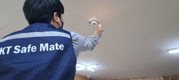 Safemate 관계자가 청주시 한 전통시장에 설치된 화재알림경보 작동 테스트를 진행하고 있다. (엘디티 제공)