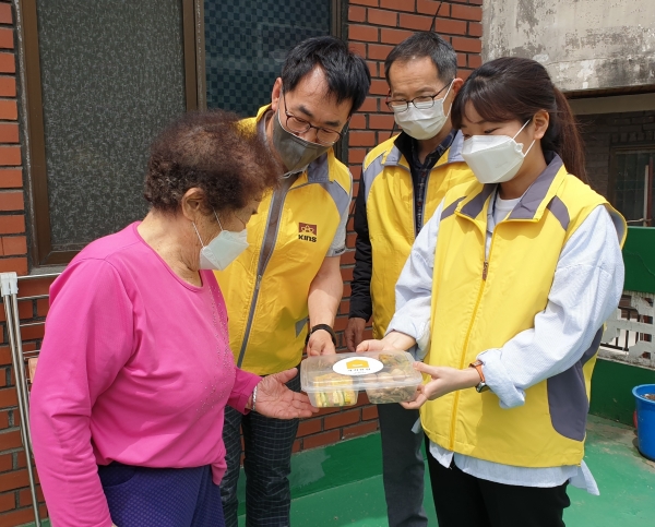 KINS 직원들이 결식 우려 어르신에게 반찬세트를 전달하고 있다.