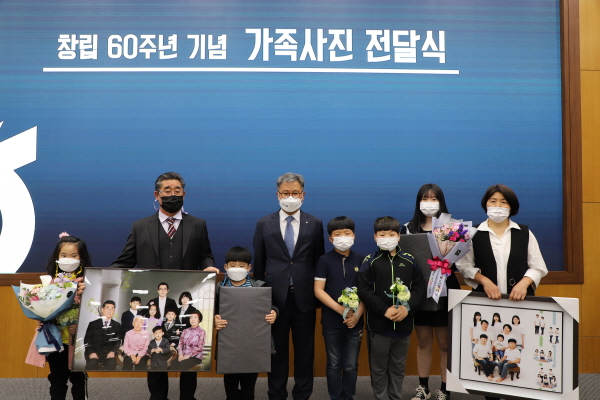 길정섭 충남세종농협 본부장(가운데)은 농협 창립 60주년을 맞아 충남·세종 관내 다자녀 및 대가족 21가정을 선정해 무료 가족사진을 전달했다.