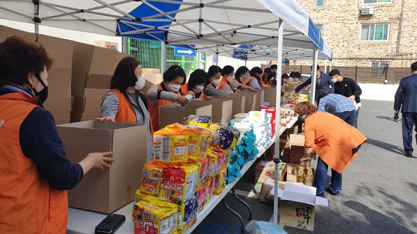 6일 석교동행정복지센터에서 진행한 ‘사랑의 孝 행복꾸러미 나눔’ 행사