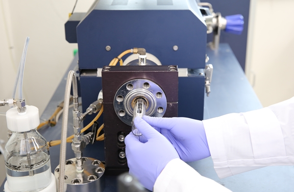 가압질화 처리를 위해 코어쉘 촉매를 장치에 넣고 있는 모습