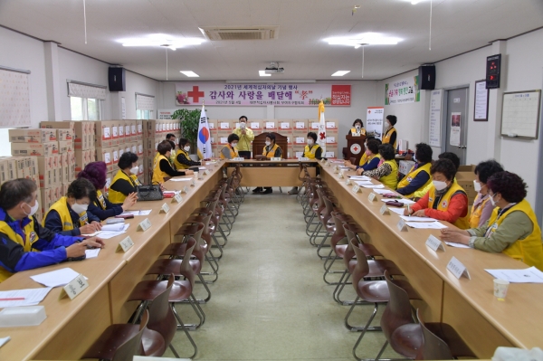 어버이날 맞이 사랑 나눔 물품 전달 행사 모습