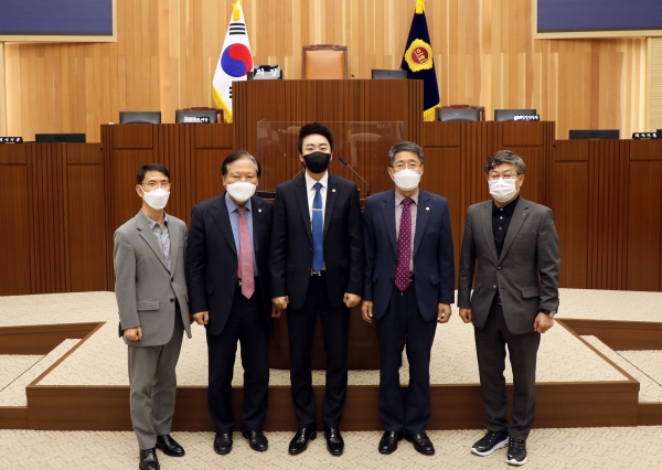 세종시의회 산업건설위원회 이재만 전문위원, 옥천군의회 곽봉호 의원, 세종시의회 임채성 산업건설위원장, 옥천군의회 추복성 의원, 옥천군의회 산업경제전문위원실 직원.