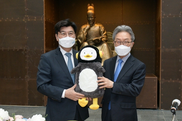 이춘희 세종시장(왼쪽)과 EBS 김명중 사장이 펭수 인형을 들어보이고 있다.
