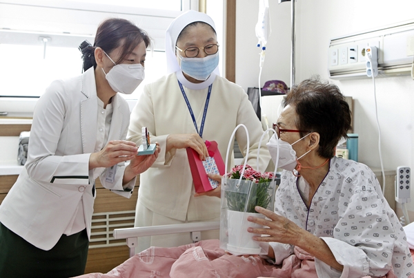가톨릭대 대전성모병원 호스피스팀이 7일 어버이날을 앞두고 병동의 입원환자와 가정간호 신청 가정을 방문해 카네이션과 직접 만든 비누, 방향제 등을 전달하고 쾌유를 기원했다.