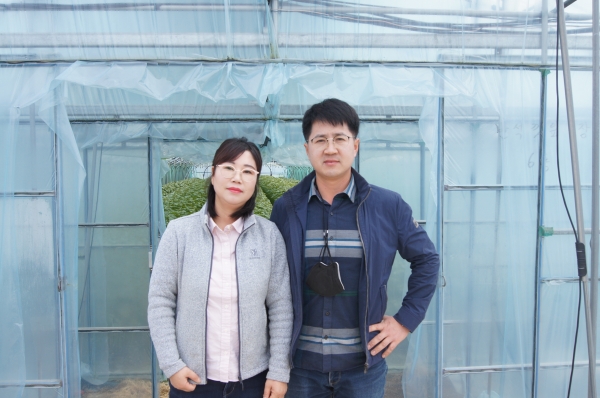 농협중앙회가 선정하여 시상하는 5월 이달의 새농민상 수상자로 선정된 금산군 남일면 김종삼·박희숙 부부