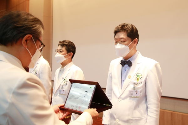 발전유공자 포상 김선문 기획조정실장 수상모습