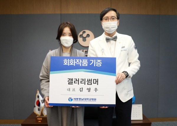 갤러리 썸머 김영우 대표가 컬렉션 회화작품 5점 기증