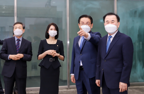 김지철 도교육감 계룡교육지원센터 예정지 방문(2) (좌측부터 이진구 논산계룡교육지원청 교육장, 윤재은 계룡시의회 의장, 최홍묵 시장, 김지철 충남도 교육감)