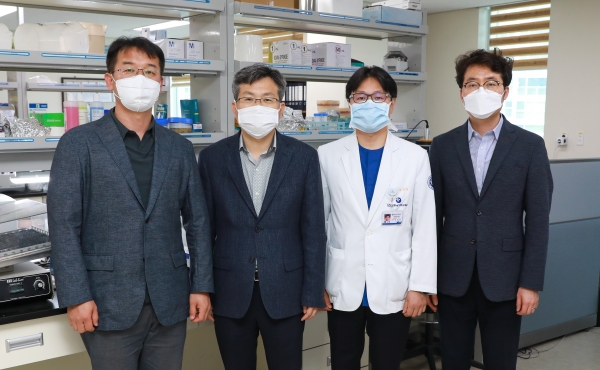 성형외과 오상하 교수팀 국제학술지 논문 게재 /좌측부터 충남대의과대학 최철희 교수, 김동운 교수, 오상하 교수, 충남대화학과 조우경 교수