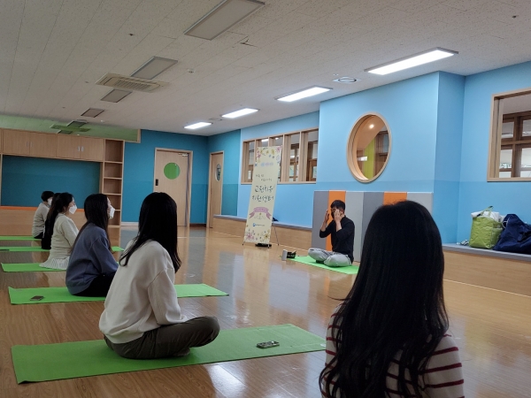 지난 4월, 교원 대상 학교로 찾아가는 힐링프로그램(동작치료, 아로마치료)이 진행되고 있다.