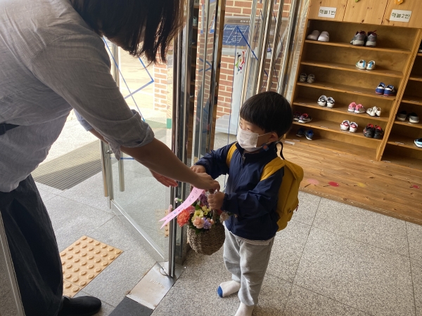 한빛유 원아들이 꽃꽂이 활동을 하고, 꽃바구니를 전달하고 있다.
