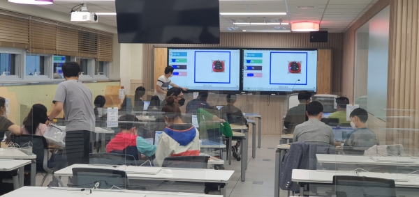 지난 7일, 세종교육원 SW교육체험센터에서 가족이 함께하는 SW교육체험 프로그램이 운영되고 있다.