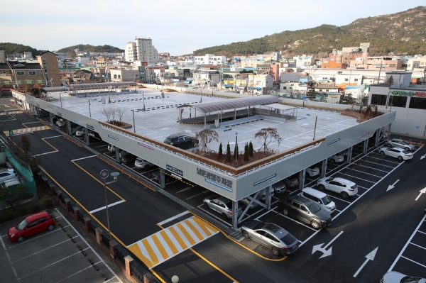 지난해 12월 주차난 해소와 불법주정차 근절을 위해 ‘남문공영주차장 2층 주차시설 조성사업’을 추진해 107면의 주차면수를 추가 확보한 바 있다.