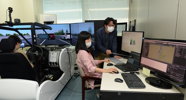 ETRI 연구진이 가상 자동차 실험 환경에서 운전자 상태를 모니터링 하는 모습