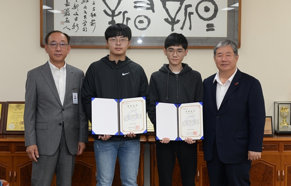 2020년도 사랑의 장학금 전달식에서 ETRI 연구원들이 모금한 장학금 및 장학증서 전달 후 촬영한 단체사진 (왼쪽부터 ETRI 김명준 원장, 조현민 학생, 하관기 학생, 정태희 대전사회복지공동모금회장)