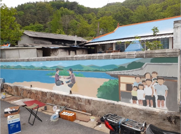 수자원공사 대청댐지사가 진행한 댐 주변지역 미관을 개선을 지원하기 위해 마을 노후 외벽 벽화 그리기 활동을 진행하고 있다.