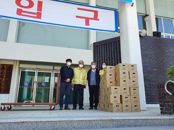 수자원공사 봉화권지사 직원들의 사회공헌 모임인 봉화물사랑회가 식수용 병물을 지원하고 있다.