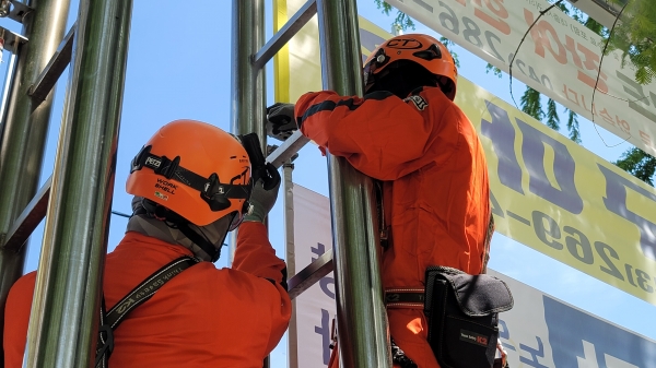12일 중구 관내 현수막지정게시대를 안전점검하는 대전광역시옥외광고협회 안전점검팀