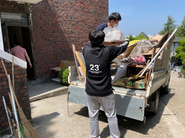 직원들이 대전시 서구에 위치한 정림원에서 봉사활동을 하고 있다