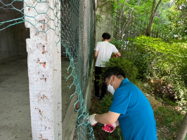 직원들이 대전시 서구에 위치한 정림원에서 봉사활동을 하고 있다